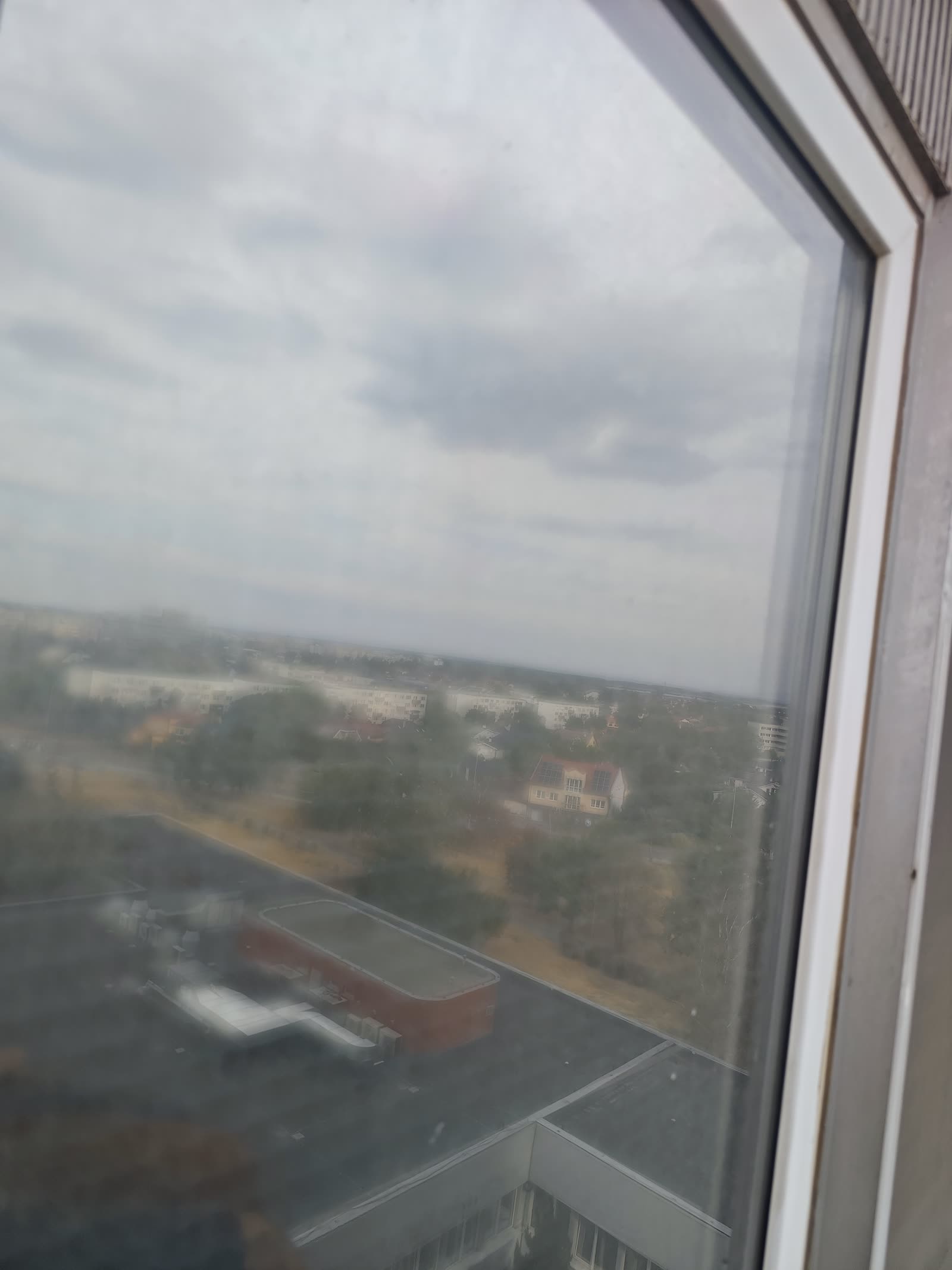 Znečistené okno vo výške pred umytím lanovým prístupom